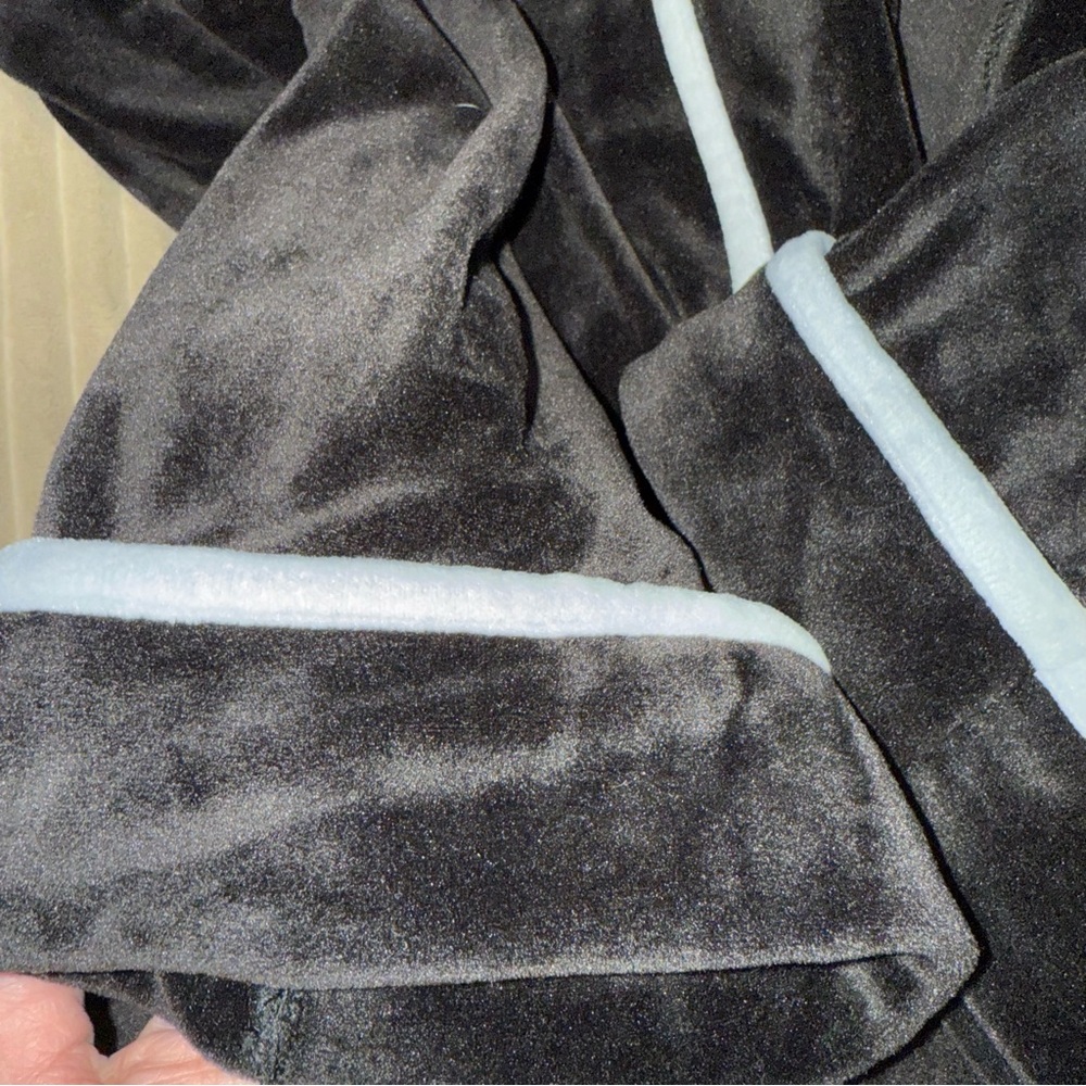 Simply Vera Black Robe - Picture 4 of 5